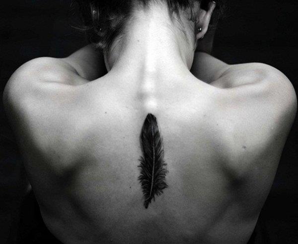 tatouage femme plume dos