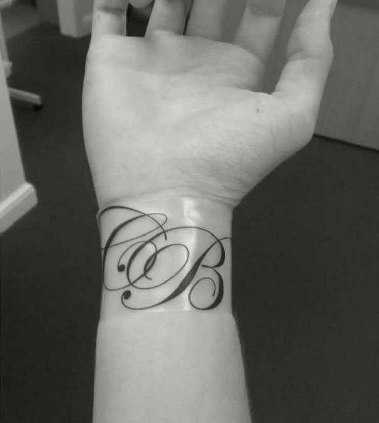 tatouage femme initiales